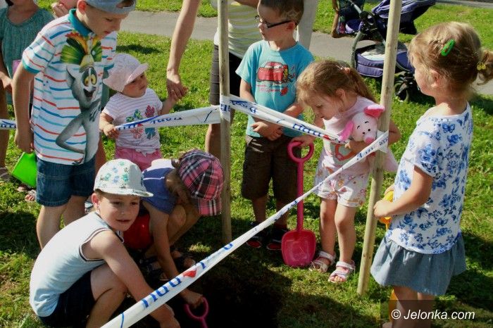 Jelenia Góra: Przedszkolaki z „Trzynastki” zasadziły drzewka pamięci