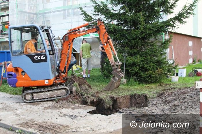Jelenia Góra: Spór o sieć opóźnił usuwanie awarii wody