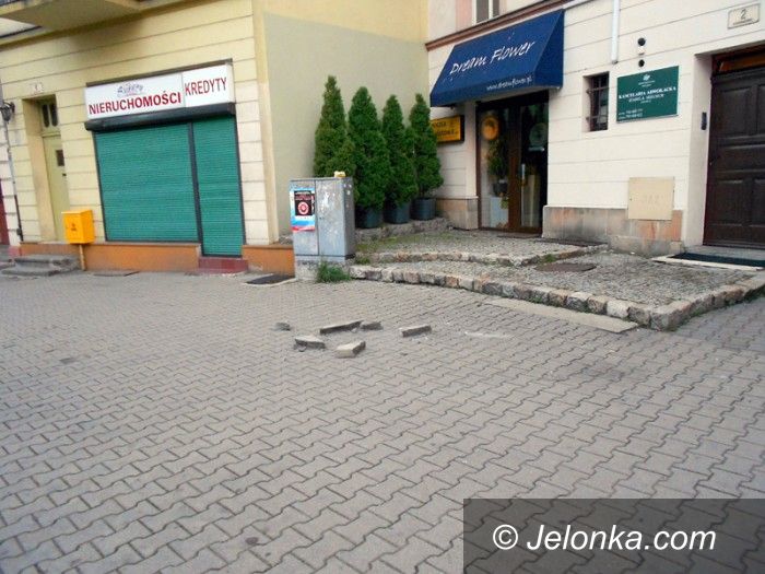 Jelenia Góra: Rzucał kawałkami betonu na jezdnię i chodnik