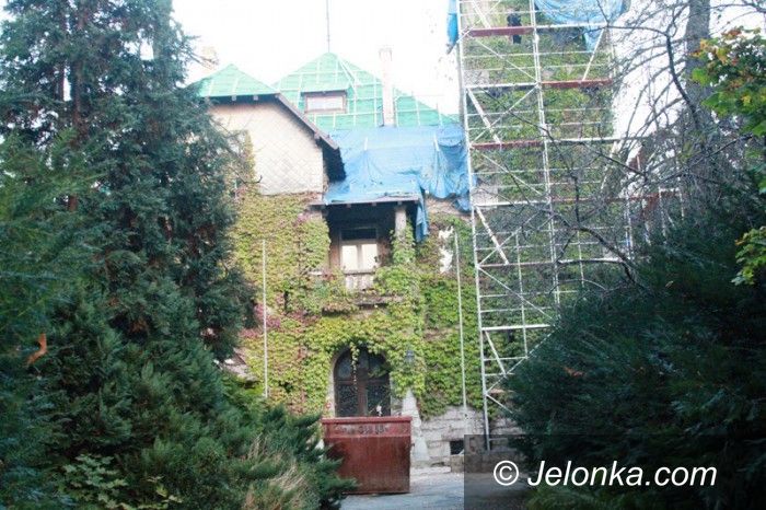 Jelenia Góra: Trwa remont dachu zabobrzańskiego zameczku