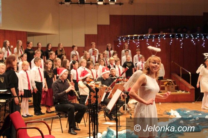 Jelenia Góra: Nie miały aniołki choinki na święta – koncert w filharmonii
