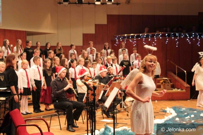 Jelenia Góra: Nie miały aniołki choinki na święta – koncert w filharmonii