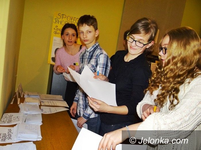 Jelenia Góra: Licealiści piszą listy w obronie praw człowieka