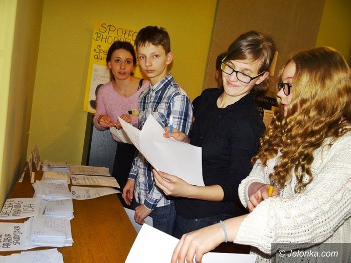Jelenia Góra: Licealiści piszą listy w obronie praw człowieka