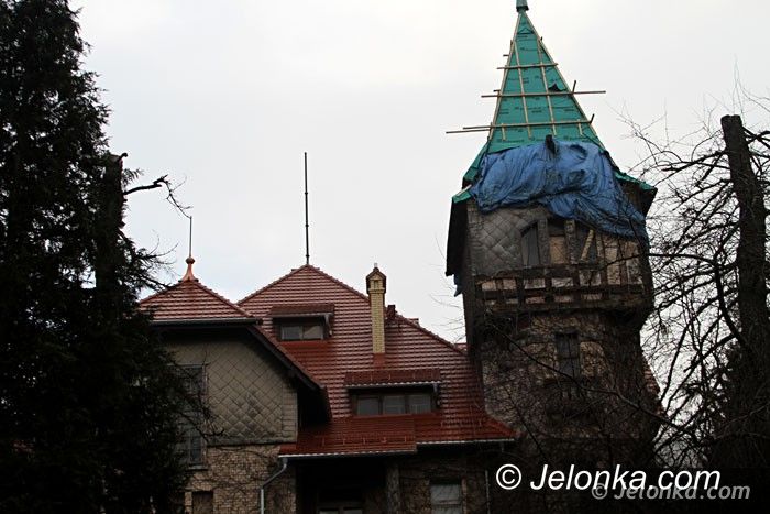 Jelenia Góra: Co z remontem dachu na zabobrzańskim pałacyku?