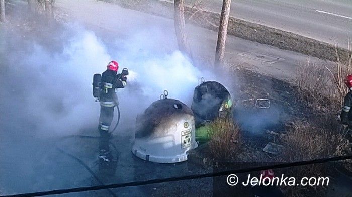 Jelenia Góra: Pożar taksówki i pojemników na odpady przy ul. Wolności