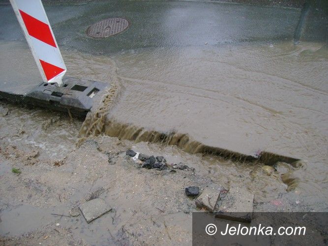 Jelenia Góra: Woda podmywa ulicę Widok