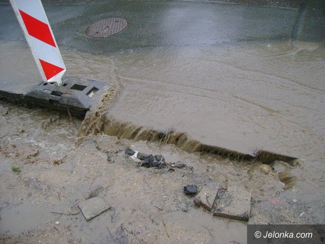 Jelenia Góra: Woda podmywa ulicę Widok