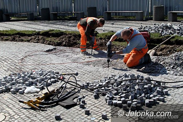 Jelenia Góra: Naprawiają fontannę przy ul. Wolności