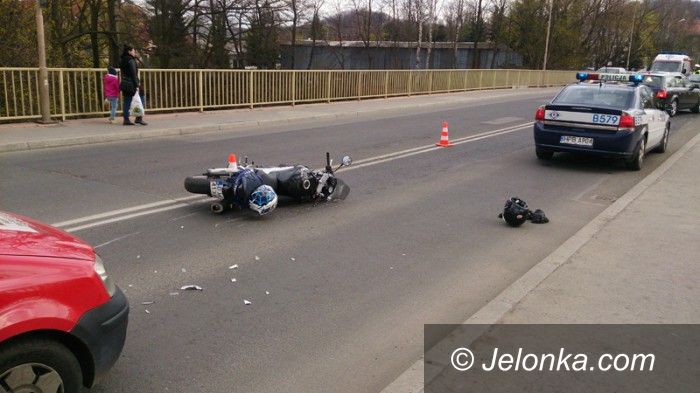 Jelenia Góra: Zderzenie z motocyklistą. 27–latek w szpitalu
