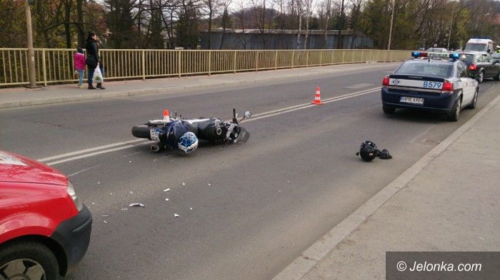 Jelenia Góra: Zderzenie z motocyklistą. 27–latek w szpitalu