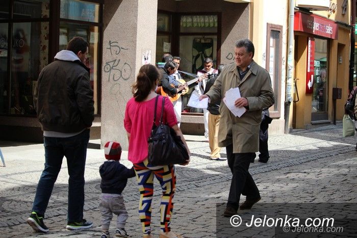 Jelenia Góra: Działacze PiS–u rozdawali mieszkańcom flagi i ulotki wyborcze