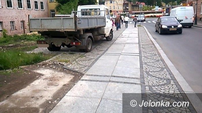 Jelenia Góra: Kto zapłaci za zniszczenie chodnika?