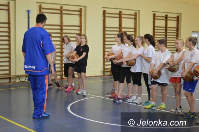 Jelenia Góra: Lekcja wychowania fizycznego z udziałem koszykarza