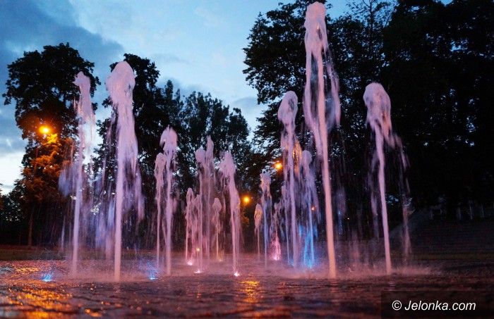 Jelenia Góra: Czytelniczka: fontanna znów pięknie podświetlona!