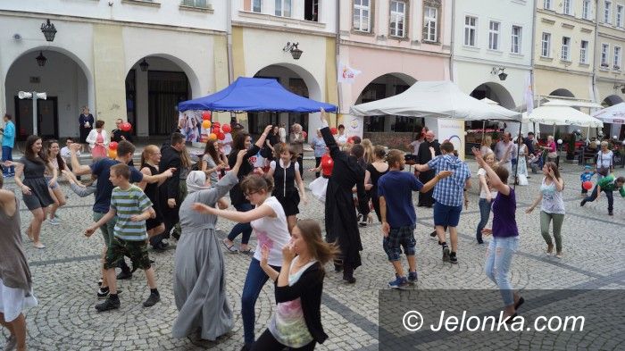 Jelenia Góra: Flash mobu Światowych Dni Młodzieży w Rynku