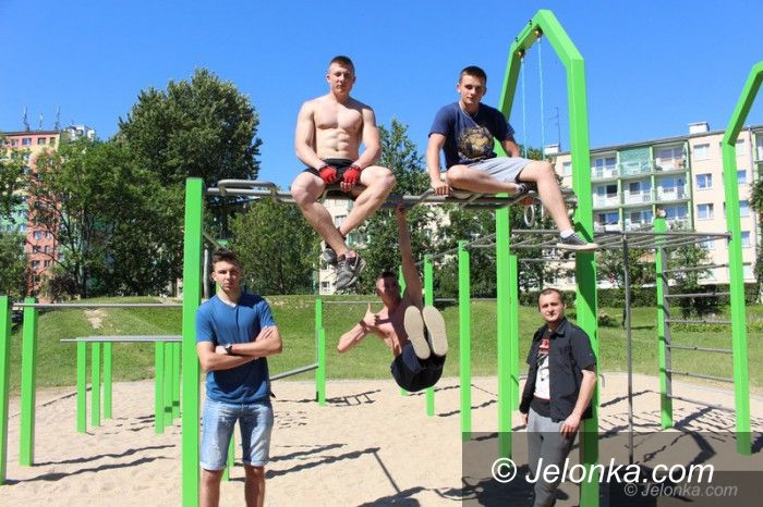 Jelenia Góra: Młodzież doczekała się parku z drążkami do ćwiczeń