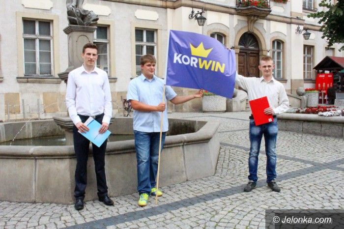Jelenia Góra: Zwolennicy Korwin–Mikkego o referendum i... „hajlowaniu” prezesa