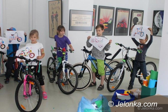 Jelenia Góra: Dzieci zdobiły swoje rowery w Galerii BWA