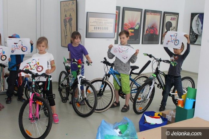 Jelenia Góra: Dzieci zdobiły swoje rowery w Galerii BWA