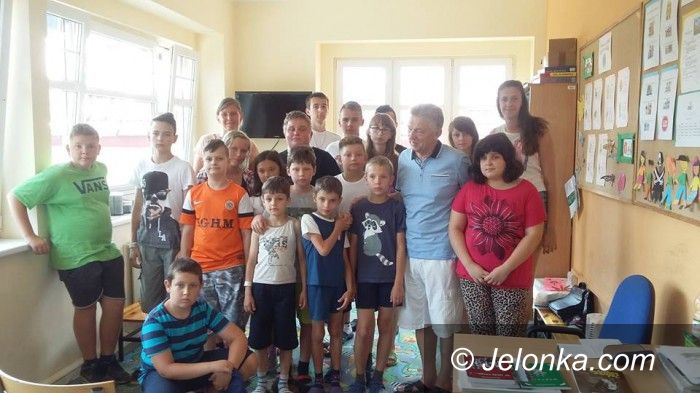 Karpacz: Ryszard Kiełek czytał chorym dzieciom w Karpaczu