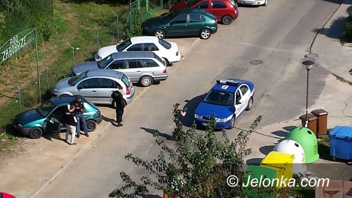 Jelenia Góra: Czytelnik: Radiowóz parkował na środku drogi