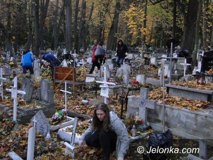 Jelenia Góra: Młodzież posprzątała zapomniane groby