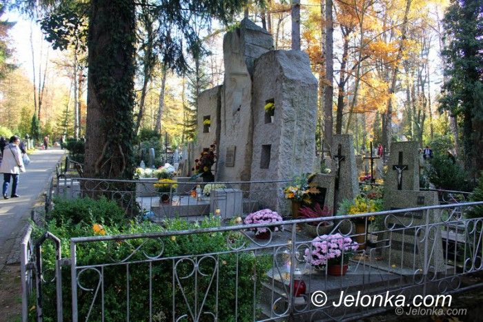 Jelenia Góra: Odwiedzamy groby bliskich