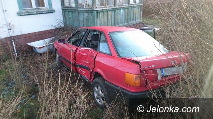Jelenia Góra: Samochód uderzył w latarnię i wpadł na posesję