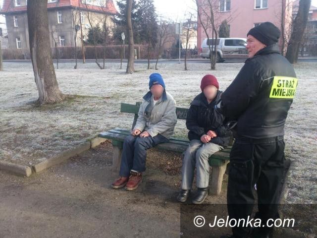 Jelenia Góra: Wychłodzeni bezdomni na ławce w parku