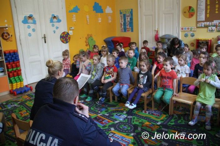 Jelenia Góra: Policjanci czytają dzieciom