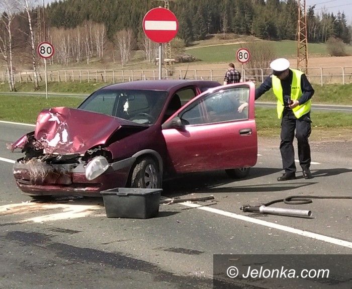 Jelenia Góra: Zderzenie dwóch aut, troje dzieci w szpitalu