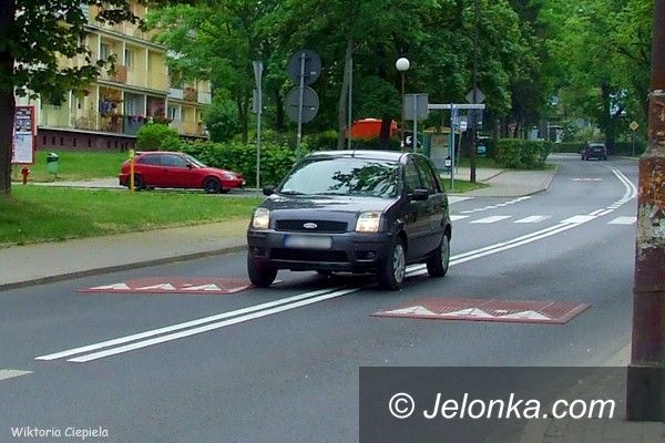 Jelenia Góra: Na Osiedlu XX–lecia kierowcy łamią przepisy