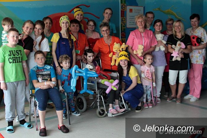 Jelenia Góra: Terapia zabawą i śmiechem szpitalnych dzieci