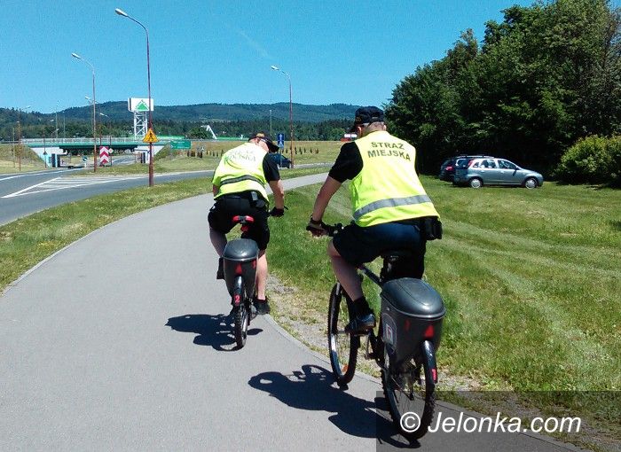 Jelenia Góra: Strażnicy miejscy na patrolach rowerowych