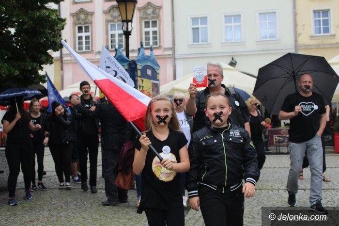 Jelenia Góra: Czarny protest KOD–u