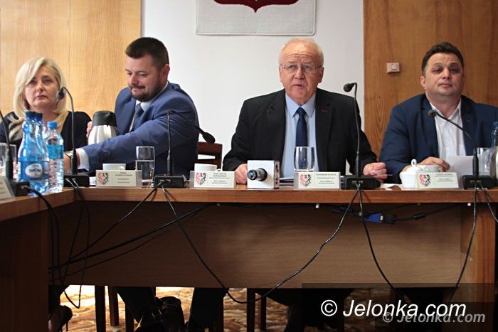 Jelenia Góra: Po sesji rady powiatu: Sprawa absolutorium trafi do sądu