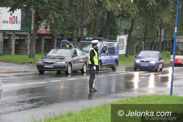 Jelenia Góra: Kierowca potrącił pieszych na przejściu. Dwie osoby są ranne