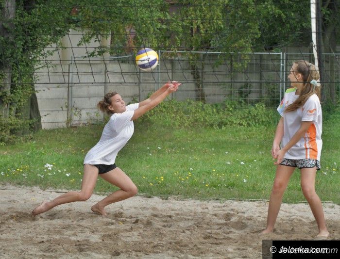 Jelenia Góra: Dziewczyny z „Jedynki” wygrały turniej siatkówki plażowej