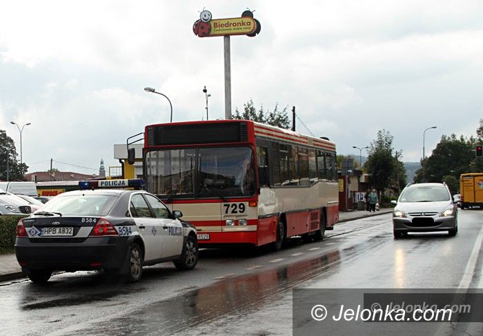 Jelenia Góra: Zajechał drogę autobusowi. Do szpitala trafiła 75–latka