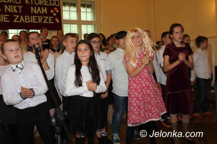 Jelenia Góra: Życzenia, piosenki i wiersze dla nauczycieli w SP 2