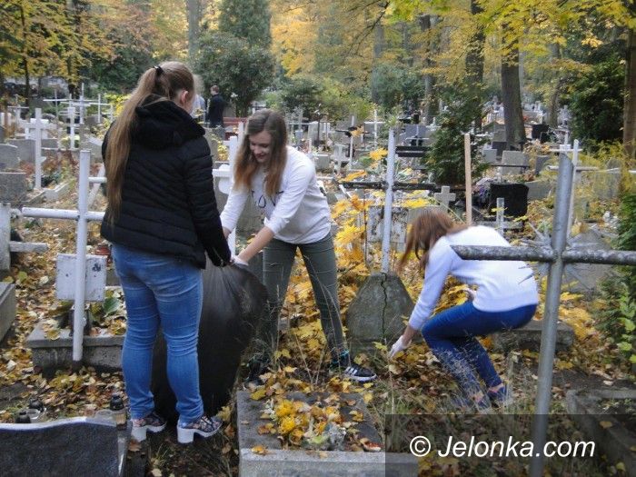 Jelenia Góra: Młodzież z Bursy Nr 1 sprzątała zapomniane groby