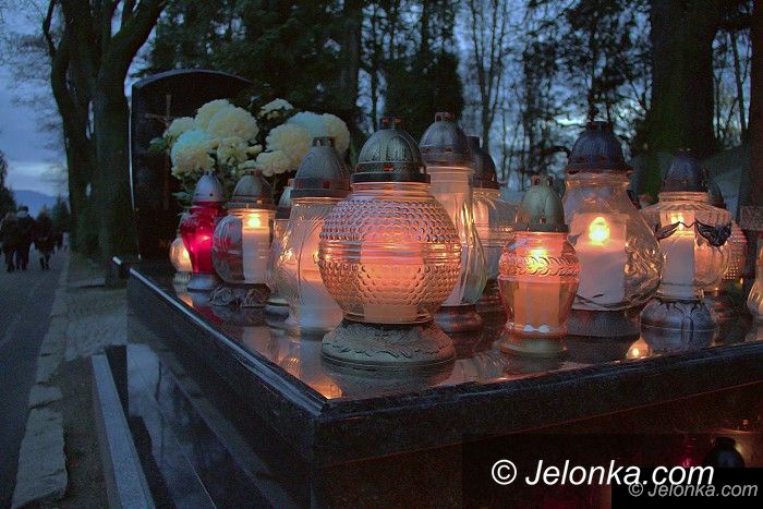 Jelenia Góra: Jeleniogórzanie odwiedzają groby bliskich