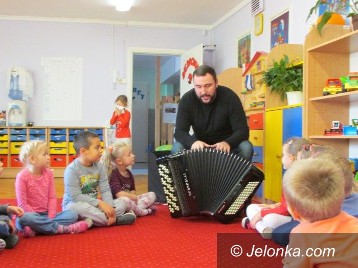 Jelenia Góra: Akordeonista Piotr Wyrostek u przedszkolaków