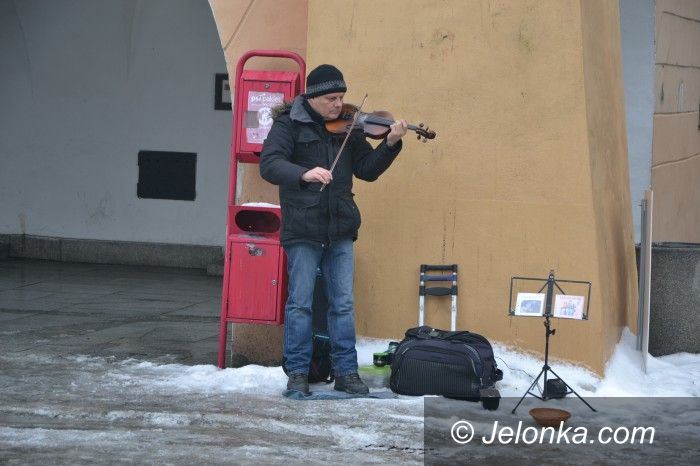 Jelenia Góra: Niezwykły skrzypek z Ukrainy pod Ratuszem