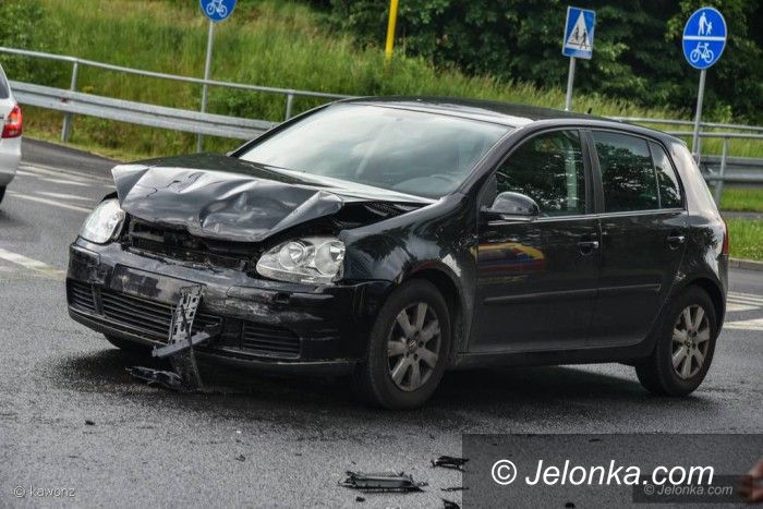 Jelenia Góra: Zderzenie dwóch aut na ulicy Sudeckiej