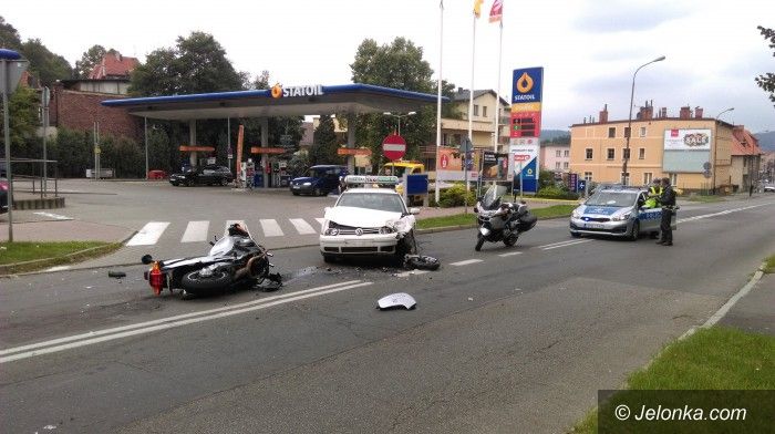 Jelenia Góra: Wypadek na Sudeckiej, ranny policjant