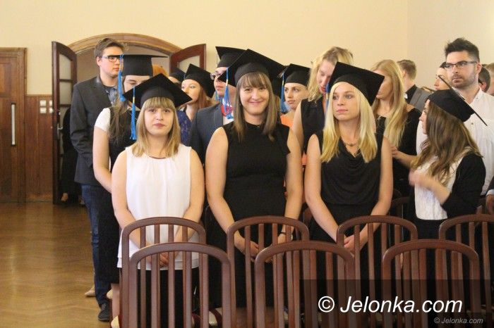 Jelenia Góra: Studenci odebrali dyplomy