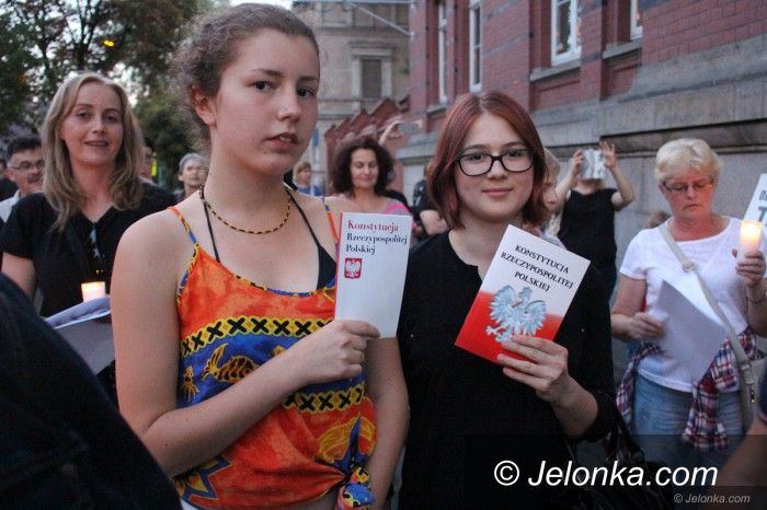 Jelenia Góra: Opozycja nadal protestuje, apelują o weto