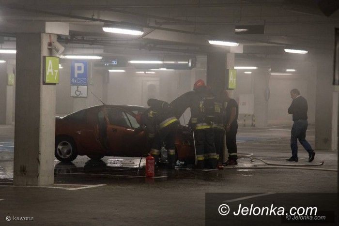 Jelenia Góra: Pożar auta na parkingu podziemnym w Galerii Sudeckiej